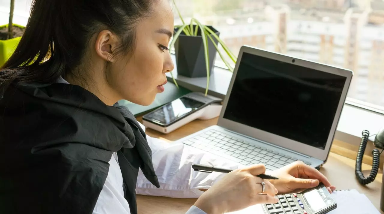 woman with laptop and calculator