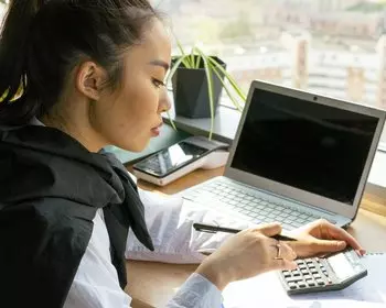 woman with laptop and calculator