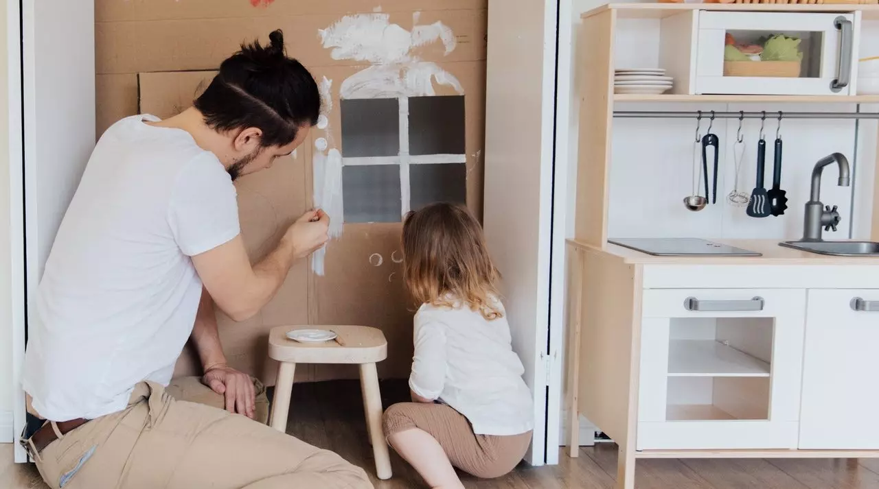 dad and daughter painting box house